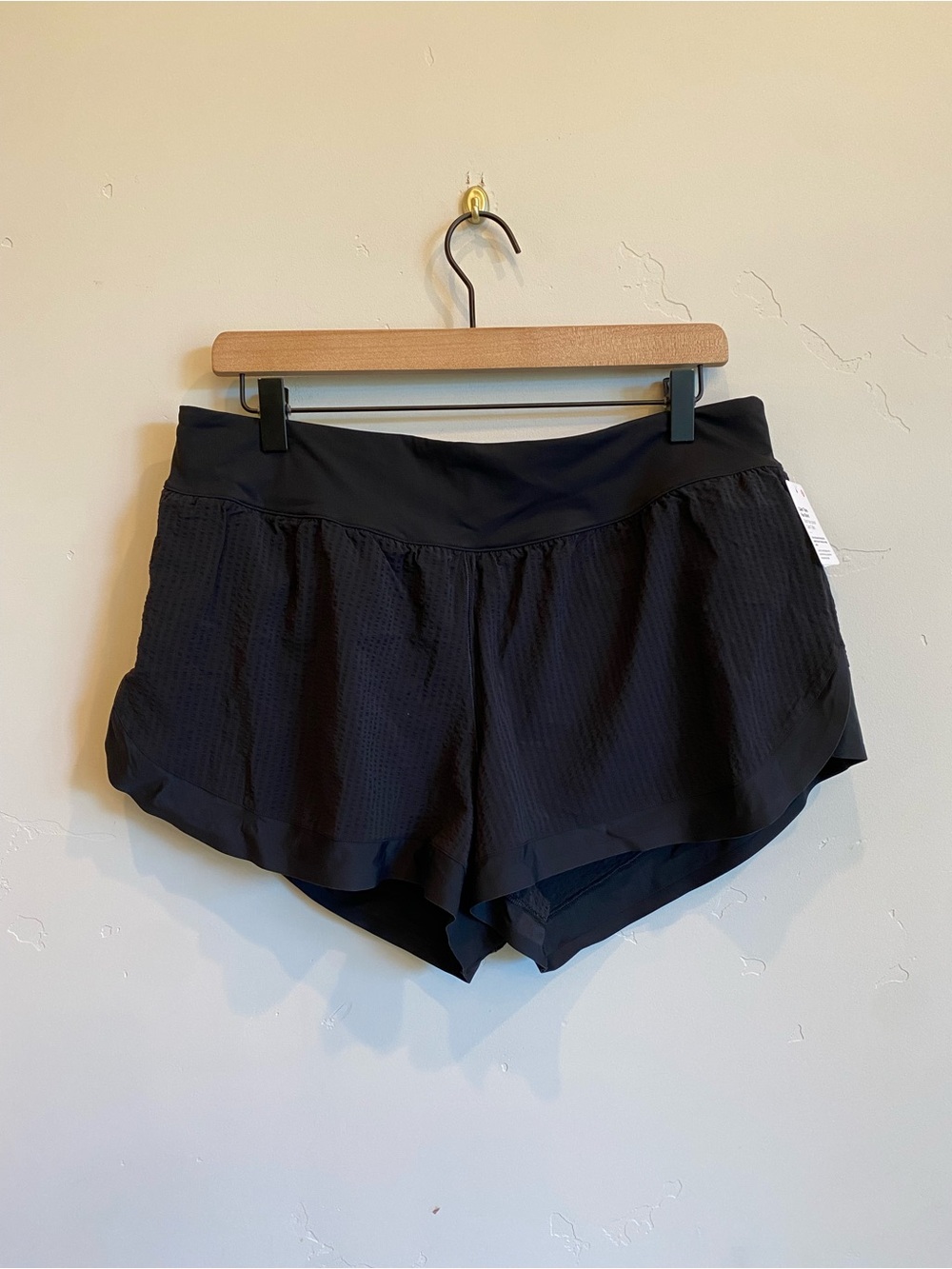 LULULEMON ATHLETICA Black Calm Tides Run Short